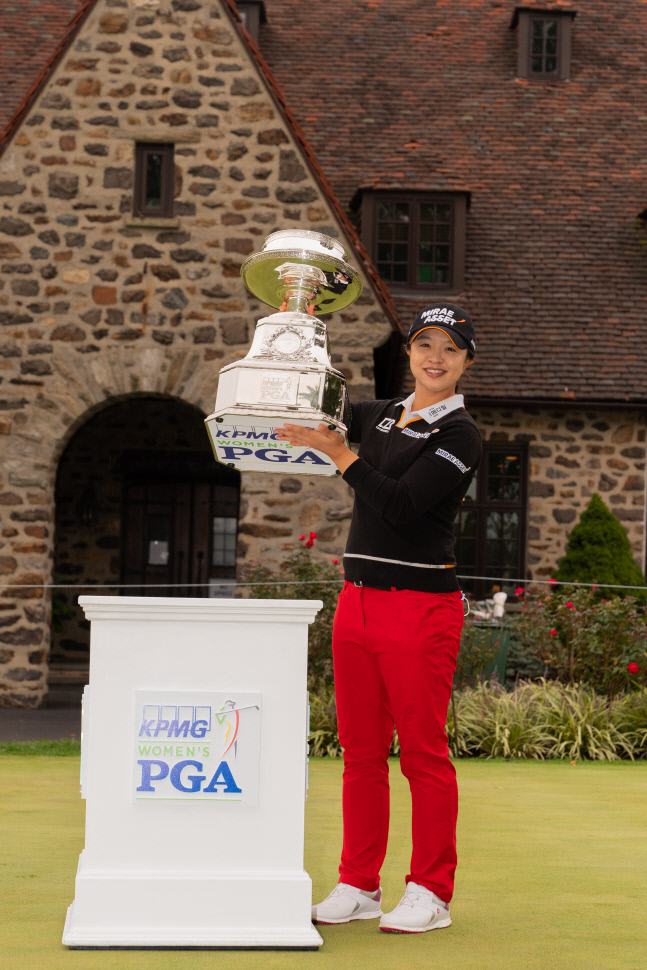 김세영이 12일(한국시간) 애러니밍크GC에서 열린 KPMG 위민스 PGA챔피언십에서 우승을 차지한 뒤 트로피를 들고 환호하고 있다. 뉴타운스퀘어(미 펜실베이니아주) | PGA of America