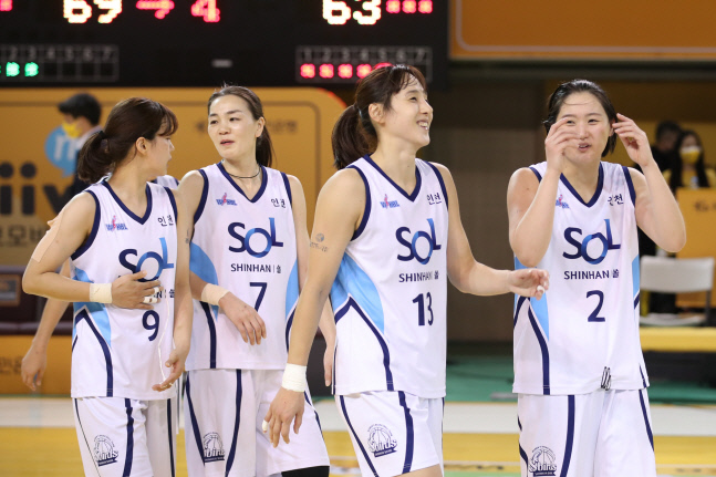 신한은행 김단비(왼쪽에서 세 번째)가 29일 청주실내체육관에서 열린 국민은행과 경기에서 승리한 후 미소짓고 있다. | WKBL 제공