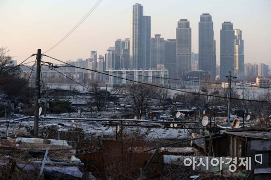 부동산 이슈가 2020년 대한민국을 뒤흔들었다. 부동산 문제는 자신 있다는 문재인 대통령의 호언장담과는 달리 내 집 마련에 대한 원성이 높아진 한 해였다. 정부가 널뛰는 집값을 잡기 위해 24번의 정책을 발표했지만 그때마다 집값은 더 올랐다. 서울 강남권 마지막 판자촌인 구룡마을과 휘황찬란한 고층 아파트가 극한 대비를 이루고 있다. 신축년 새해에는 주택시장 안정화가 찾아오기를 기대한다. /문호남 기자 munonam@