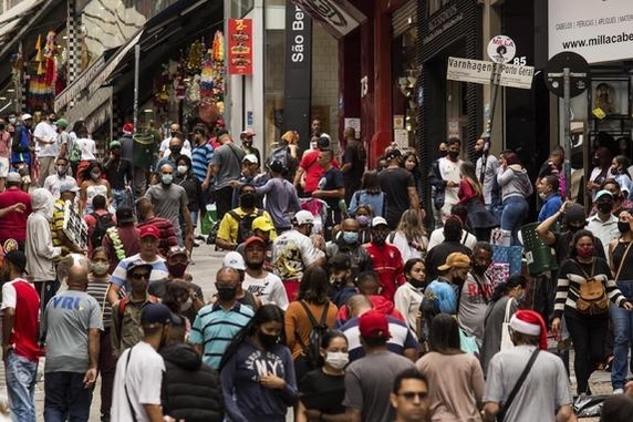 '코로나19 봉쇄' 앞두고 붐비는 브라질 상파울루 야외시장. /AP 연합뉴스