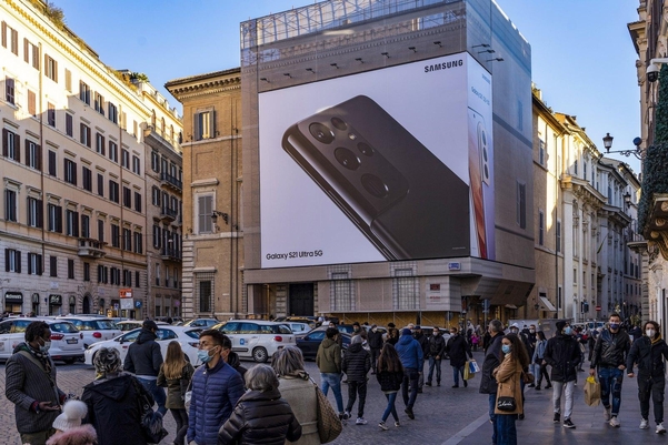 이탈리아 로마의 스페인광장에 있는 ‘갤럭시S21 울트라’ 옥외광고. 삼성전자는 29일 전 세계 60여개국에서 갤럭시S21 시리즈를 본격 출시했다. /삼성전자