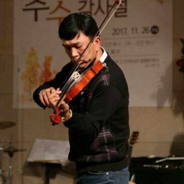 2017년 추수감사절날 북에서 학생에게 가르치던 바이올린을 들고 오랜만에 사람들 앞에서 연주를 하고 있다. 조광호 대표 제공.