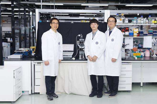 나노 자기유전학 기술은 천진우 IBS 나노의학 연구단 단장 연구팀이&nbsp;국내 연구팀이 자기장을 이용해 뇌세포의 활성을 제어하는 기술을 개발했다. 사진은 천진우 IBS 나노의학 연구단 단장(왼쪽), 이정욱 IBS 나노의학 연구단 연구원(중간), 이재현 IBS 연구위원(오른쪽). IBS 제공