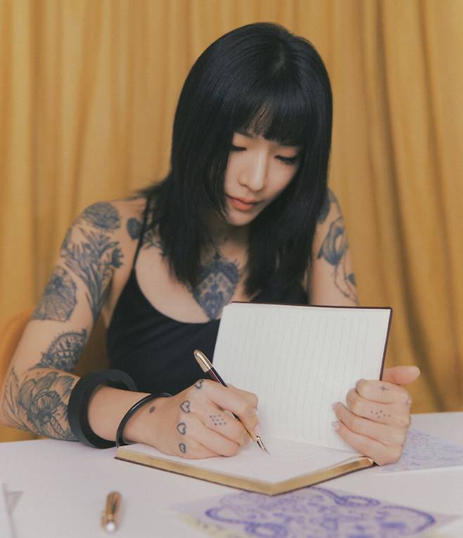 미래) 어린 왕자와 장미에서 영감을 받아 탄생한 버건디 컬러의 ‘마이스터스튁 르 쁘띠 프린스 더 플래닛 두에 만년필’은 1백 76만원. 32mm 스테인리스스틸 케이스와 다이아 베젤 속 화이트 컬러가 우아함을 완성해주는 ‘스타 레거시 스몰 세컨드 워치’는 6백36만원. 부드럽고 유연한 나일론 패브릭으로 스포티함을 더한 ‘블루 스피릿 벨트 백’은 80만원 모두 Montblanc. 스커트는 Seouu, 부츠는 Golden Goose.