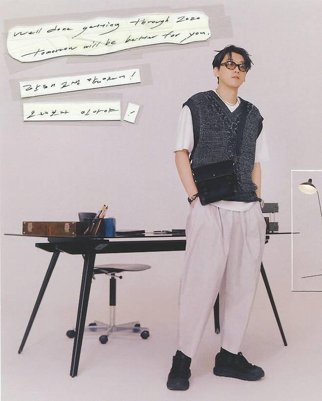 이덕형) 콤팩트한 사이즈로 휴대성은 물론 디자인까지 갖춘 ‘블루 스피릿 엔벨로프 백’은 86만원, 스테인리스스틸과 블랙 우븐 레더로 제작해 어떤 룩이든 매치 가능한 ‘오마주 투 빅토르위고 브레이슬릿’은 44만원 모두 Montblanc.