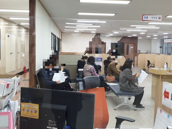 현장 접수를 기다리는 신청자들이 꽤 많다.