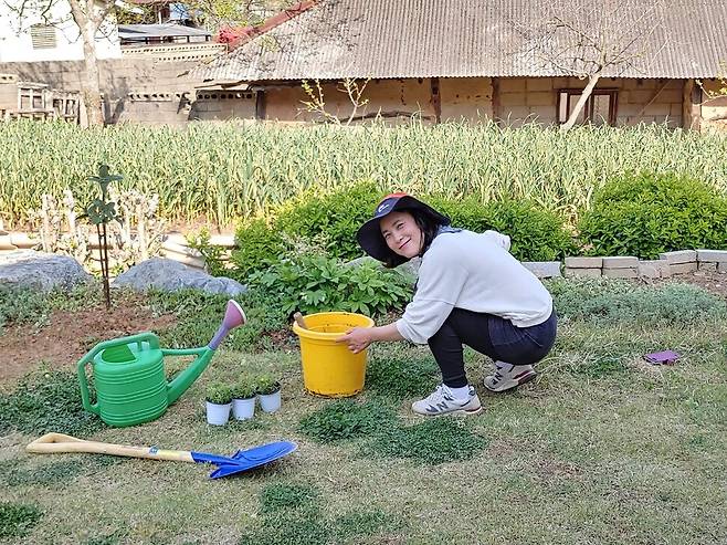 2020년 5월1일. 이사 갈 집에 채송화 모종을 사 와 심고 있다. 송숙 제공