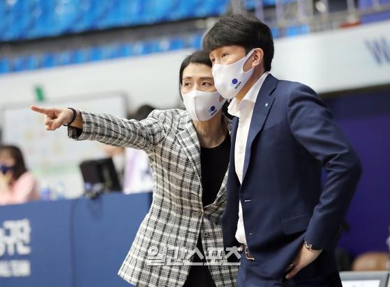 2020 도쿄 올림픽 여자농구 대표팀 감독으로 선임된 전주원 아산 우리은행 코치(왼쪽). IS포토