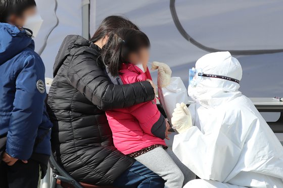 지난 28일 경북 안동시보건소에 마련된 선별진료소에서 어린이를 동반한 가족이 신종 코로나바이러스 감염증(코로나19) 진단검사를 받고 있다. 뉴스1