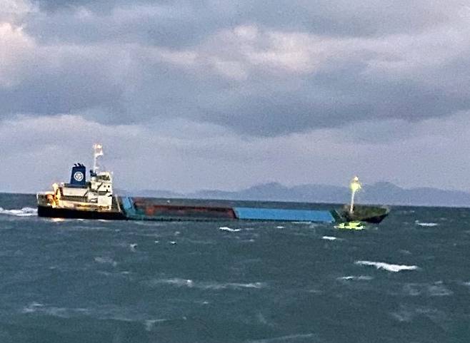 29일 오전 8시 32분께 완도 여서도 남동쪽 9.3㎞ 해상에서 제주 선적 화물선 삼성1호(3582t)가 침몰해 승선원 9명 중 8명이 구조되고 1명은 실종됐다. [뉴스1]