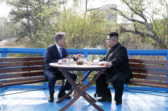 문재인 대통령과 김정은 북한 국무위원장이 지난 2018년 4월 27일 남북정상회담 당시 판문점 도보다리 위에서 담소를 나누고 있다.