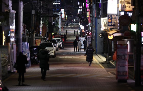 지난 7일 오후 서울 강남역 인근 번화가 거리. 위 사진은 기사 내용과 관련이 없습니다 [연합뉴스]