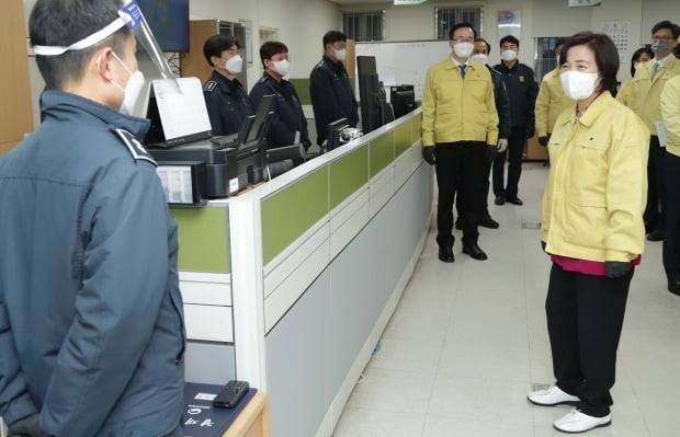 지난 26일 퇴임 전 마지막 일정으로 동부구치소를 찾은 추미애 전 법무부 장관. /사진=연합뉴스