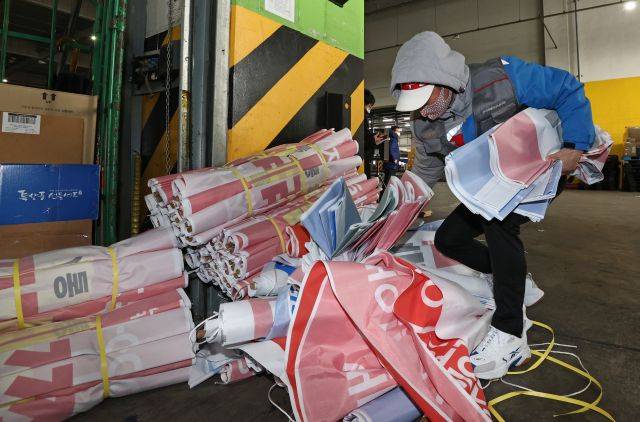 29일 서울 송파구 서울동남권물류단지에서 전국택배노동조합원이 총파업 돌입시 사용하려던 현수막을 정리하고 있다. 이날 택배노조는 "잠정합의안이 추인됨에 따라 파업을 종료하고 30일부터 업무에 복귀한다"고 밝혔다. 연합