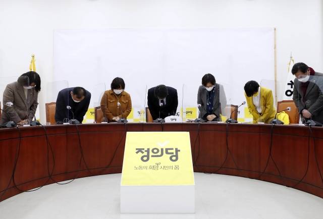 정의당 김윤기 당대표 직무대행, 이은주, 배진교, 류호정 의원 등이 26일 서울 여의도 국회에서 열린 전략협의회에서 김종철 전 대표 성추행 사건에 대해 사과하고 있다. 연합뉴스