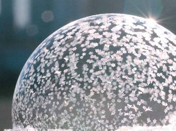 별무리가 온 하늘을 덮듯이 얼어붙기 시작한 비눗방울.