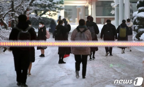 (서울=뉴스1) 임세영 기자 = 13일 오전 서울 동작구 서울공업고등학교에서 열린 2021학년도 서울특별시 공립 유치원·초등학교·특수학교(유치원 ·초등) 교사 임용후보자 선정경쟁 제2차 시험에서 응시생들이 시험장으로 향하고 있다. 2021.1.13/뉴스1