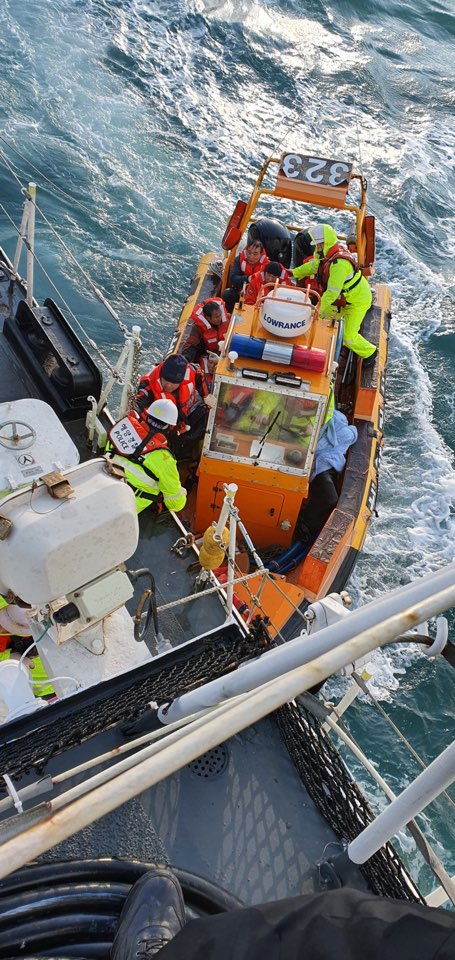 완도해경이 29일 완도 인근에서 침몰 중인 3600톤급 화물선에서 선원들 구조하고 있다.