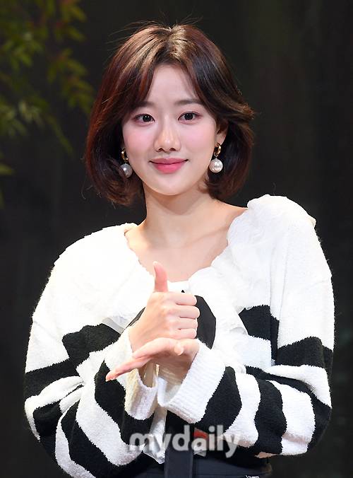 ▲ 에이프릴 이나은 '핑크빛 볼터치가 사랑스러워'