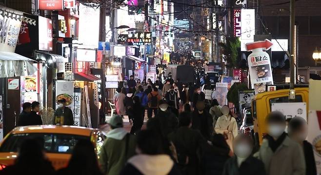 시민들로 붐비는 강남역 주변 [연합]