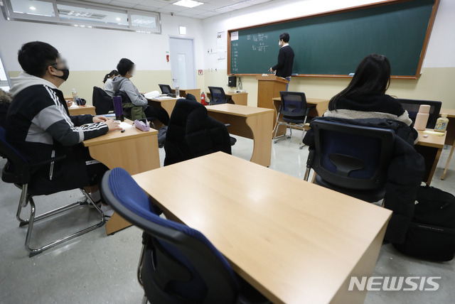 [서울=뉴시스]고승민 기자 = 정부가 수도권 11만2000여 곳의 실내체육시설, 학원, 노래연습장, 실내 스탠딩공연장 등에 대해 시설허가, 신고면적 8㎡당 1명 제한 원칙으로 집합금지를 해제한 18일 서울 강남종로학원 대치관에서 수강생들이 거리를 두어 수업을 하고 있다. 이날 이 학원은 규정에 따라 동시간대 출입가능 인원 338명 중 200명만 등원했다. 2021.01.18. kkssmm99@newsis.com