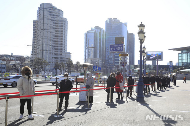 [서울=뉴시스] 박민석 기자 = 하루 신종 코로나바이러스 감염증(코로나19) 신규 확진자가 469명으로 집계된 29일 오후 서울역 광장에 설치된 중구 코로나19 임시선별검사소에서 시민들이 코로나19 검사를 받기 위해 줄을 서 있다. 2021.01.29. mspark@newsis.com