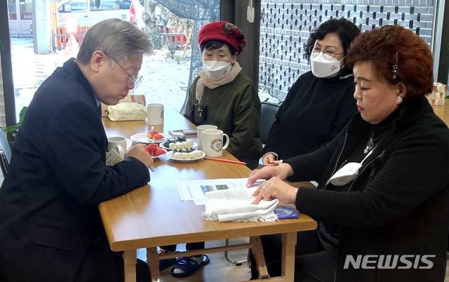 [광주=뉴시스] 류형근 기자= 여권의 유력 대선주자인 이재명 경기도지사가 29일 오전 광주 남구 양림동 오월어머니집을 찾아 이명자 관장 등과 이야기를 하고 있다. (사진=오월어머니집 제공). 2021.01.29. photo@newsis.com