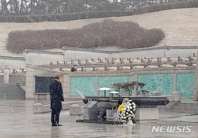 [광주=뉴시스] 배상현기자=여권의 유력 대선주자인 이재명 경기도지사가 지난 28일 5·18 국립묘지를 조용히 참배한 것으로 확인됐다.이 지사는 28일 오후 눈이 많이 내리는 5·18 국립묘지를 홀로 참배했다.(사진=광주시민 제보) 2021.01.29  praxis@newsis.com