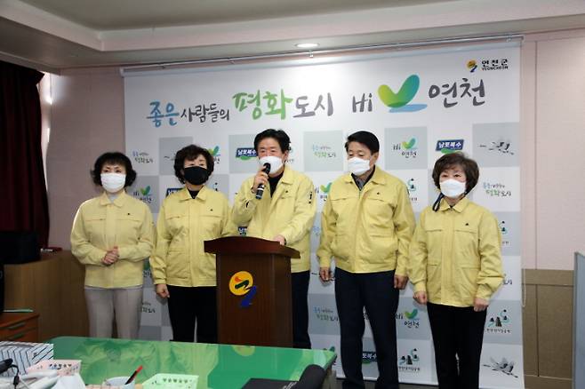 김광철 연천군수는 29일 최숭태 연천군의회의장 및 군의원들과 함께한 브리핑을 통해 다음 달 중으로 관내 소상공인에게 선별적으로 지원금을 지급한다고 밝혔다. 연천군 제공