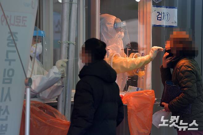 임시선별검사소에서 의료진이 검체를 채취하고 있다. 박종민 기자