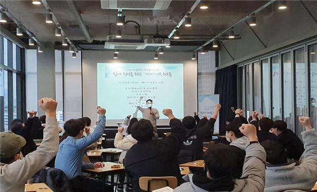 지난해 지역주도형 청년일자리사업에 참여한 청년들이 워크숍에 참여하고 있다. 성동구 제공