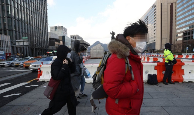서울 광화문사거리에서 시민들이 강풍에 겉옷을 잡고 길을 건너고 있는 모습. 연합뉴스