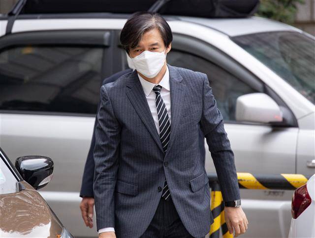 조국 전 법무부 장관이 20일 오후 서울 서초구 서울중앙지방법원에서 열린 뇌물수수 등 공판기일에 출석하고 있다. 2020.11.20뉴스1
