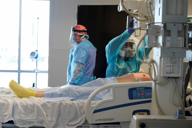 미국 오클라호마주 오클라호마시티에 위치한 병원 중환자실에서 28일(현지시간) 신종 코로나바이러스 감염증(코로나19) 환자가 흉부 방사선 촬영을 받고 있다./로이터연합뉴스