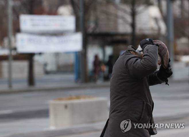 '강풍에 모자 지켜라' [연합뉴스 자료 사진]