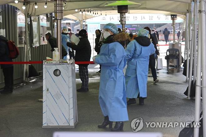 분주한 서울역광장 임시선별진료소 [연합뉴스 자료 사진]