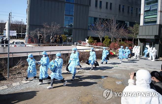 치료센터 이송되는 광주 TCS 국제학교 확진자들 (광주=연합뉴스) 천정인 기자 = 신종 코로나바이러스 감염증(코로나19) 집단 확진이 발생한 광주 광산구 운남동 광주 TCS 국제학교에서 확진자들이 치료 센터로 이송되고 있다. 이곳에서는 120여명이 합숙 생활을 하다가 113명이 코로나19에 확진됐다. 2021.1.27 iny@yna.co.kr