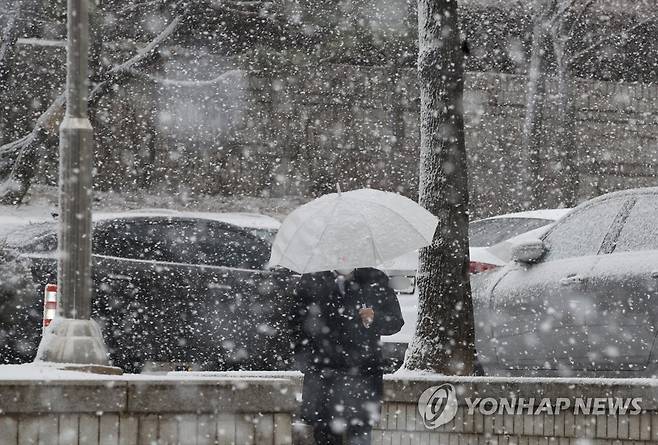 서울시, 눈 예보로 0시부터 제설1단계 비상근무 [연합뉴스 자료사진]