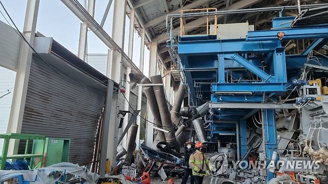 폭발 사고 발생한 구미 AGC화인테크노코리아 공장 내부 (구미=연합뉴스) 29일 오후 경북 구미 AGC화인테크노코리아(아사히초자)에서 폭발사고가 나 공장 내 집기가 심하게 부서져 있다. 2021.1.29 [경북도소방본부 제공. 재판매 및 DB 금지] sds123@yna.co.kr