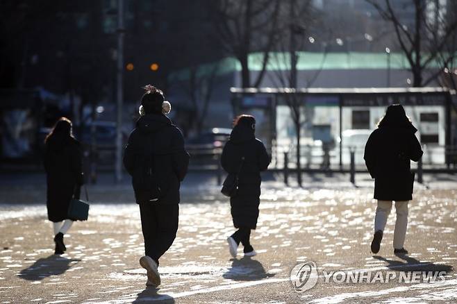 서울 아침 최저 영하 11.6도 (서울=연합뉴스) 박동주 기자 = 서울을 비롯한 수도권과 경북 내륙 등의 아침 기온이 영하 10도 이하로 떨어지며 매우 추운 날씨를 보인 29일 오전 서울 용산역 인근에서 두꺼운 복장을 한 시민들이 이동하고 있다. 2021.1.29 pdj6635@yna.co.kr