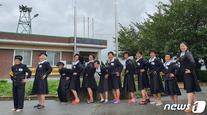 전남 해남군 황산면 연호마을 주민들이 난타교실 졸업식에서 교복을 입고 익살스런 모습을 연출했다.(마을기업 연호 제공) © News1