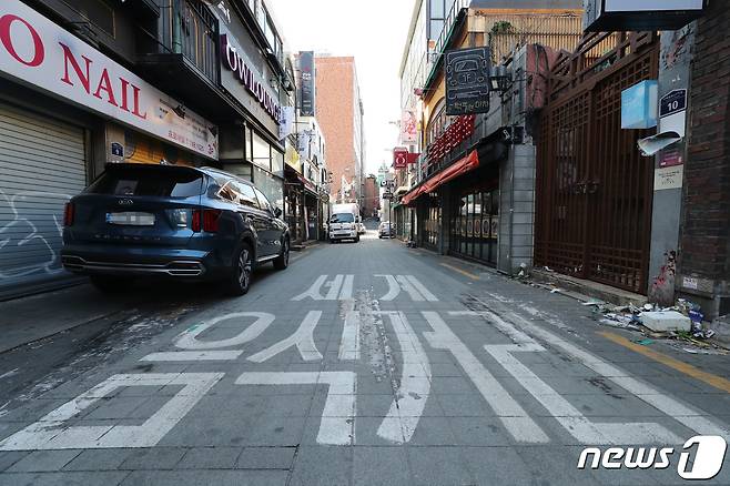 29일 음식점들이 모여있는 서울 용산구 이태원 세계음식거리가 한산한 모습을 보이고 있다. 이날 통계청이 발표한 '2020년 12월 및 연간 산업활동동향'에 따르면 지난해 코로나19 영향으로 전산업생산이 0.8% 감소하며 통계 집계 이후 역대 최저 성장률을 기록했다. 특히 사회적 거리두기 여파로 숙박업, 음식점 등이 타격을 받은 서비스업 생산이 2.0%나 감소해 충격을 더했다. 2021.1.29/뉴스1 © News1 박세연 기자