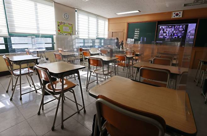 <YONHAP PHOTO-3619> '교실에는 선생님만'     (서울=연합뉴스) 한종찬 기자 = 신종 코로나바이러스 감염증(코로나19) 확산세가 거세지면서 서울시교육청이 15일부터 31일까지 유치원과 초등학교 전면 원격수업 전환을 결정했다. 15일 오전 서울 노원구 화랑초등학교에서 원격 수업이 이뤄지고 있다. 2020.12.15     saba@yna.co.kr/2020-12-15 12:40:37/ <저작권자 ⓒ 1980-2020 ㈜연합뉴스. 무단 전재 재배포 금지.>