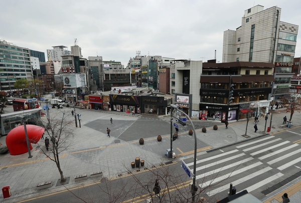 지난해 11월 서울 주요 대학들이 모여 있는 서울 서대문구 신촌 거리가 한산한 모습을 보이고 있다. /연합뉴스