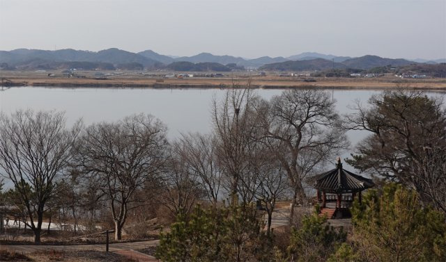 전북 익산시 함라산 뒤편 금강변에 있는 웅포 곰개나루. 오토캠핑장, 유람선, 황포돛배 관광 등을 갖춘 휴양 명소이자 서해 5대 낙조(落照) 절경지 중 하나다. 과거엔 금강 물길을 따라 바다를 오가는 물류의 중심지였는데, 함라마을의 풍성한 농산물도 이곳에서 배에 실려 한양의 서강 마포나루에서 거래됐다.