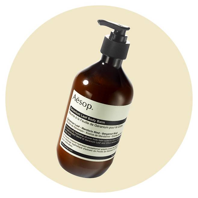 제라늄 리프 바디 밤, 12만원, Aesop. 밤 타입이라기엔 묽지만 크림보다 리치한 제형으로 이솝 특유의 싱그러운 풀내음과 함께 피부에 깊은 보습감을 선사한다. 반려동물을 키우는 이들이 사용해도 좋을 만큼 자극적이지 않은 향기가 특징.