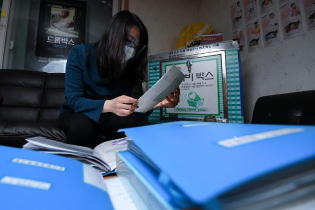 주사랑공동체는 생모들이 남긴 편지들에 일련 번호를 매기고 파일에 넣어 보관한다. 엄마가 아이를 다시 데려가지 못하는 경우엔 유일하게 남는 모자 인연의 흔적이다. 본보 김지은 기자가 편지를 읽어보고 있다. 이한호 기자