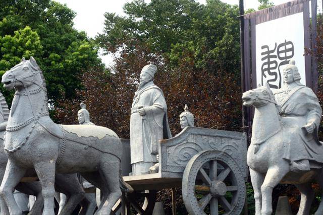 삼국성의 인물 석상 중 위나라 깃발과 마차를 탄 조조. ⓒ최종명