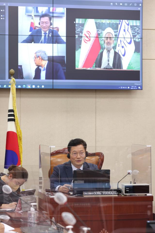 송영길 국회 외교통일위원장이 27일 오후 서울 여의도 국회에서 모즈타바 졸누리 이란 국회 국가안보 외교정책위원장과 화상회담을 진행하고 있다. 뉴스1