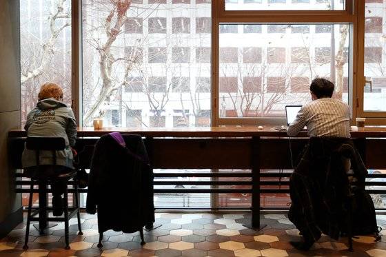 서울 중구의 한 커피전문점을 찾은 시민들이 커피를 마시고 있다. [중앙포토]